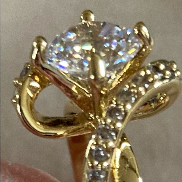 NEW!!Cubic zirconia Stayement ring/size 8 Macy’s with box - Picture 5 of 7